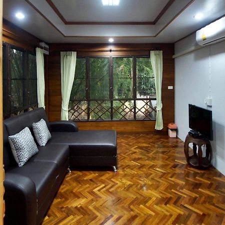 Apartmán เรือนสารภี Phrae Exteriér fotografie